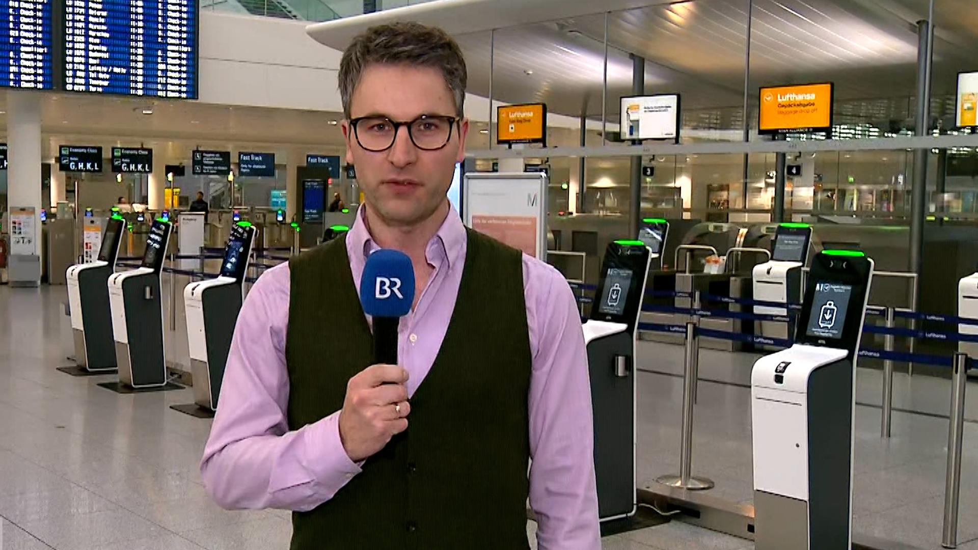 BR-Reporter Andreas Herz am Flughafen München