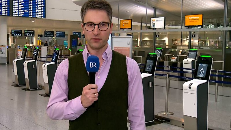 BR-Reporter Andreas Herz am Flughafen München