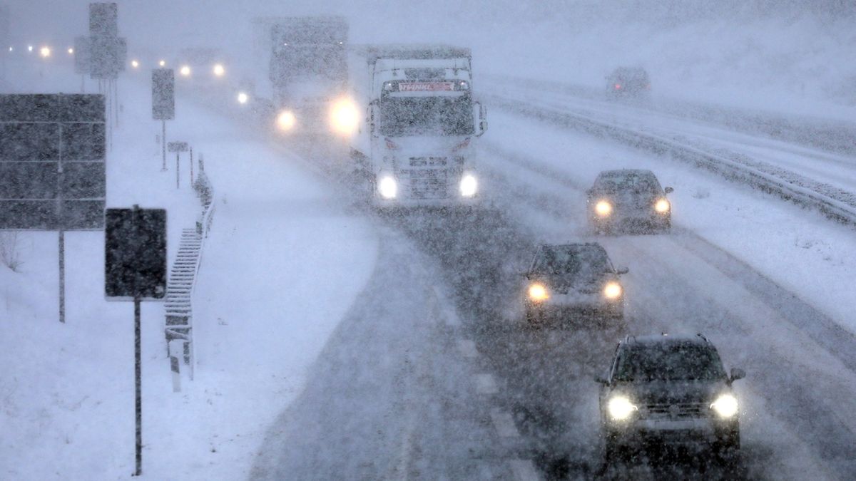 Schneefall auf einer Autobahn (Symbolbild).