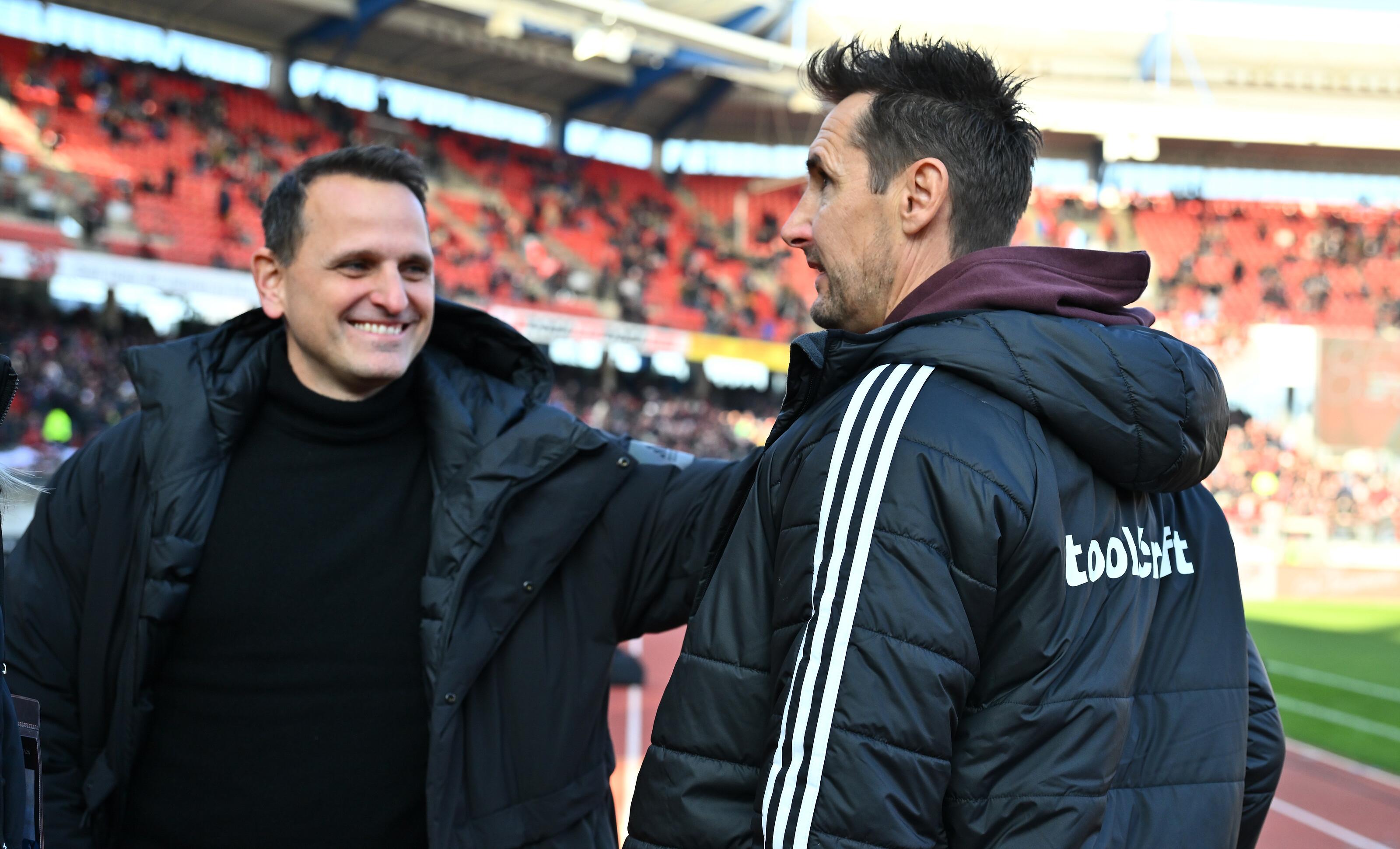 Wann verlängert Trainer Miroslav Klose (rechts) seinen Vertrag?