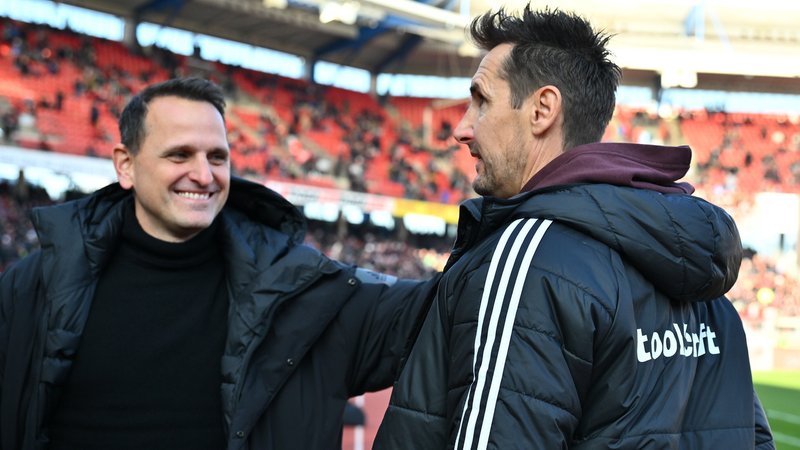 Wann verlängert Trainer Miroslav Klose (rechts) seinen Vertrag? | Bild: picture-alliance / dpa Wann verlängert Trainer Miroslav Klose (rechts) seinen Vertrag?