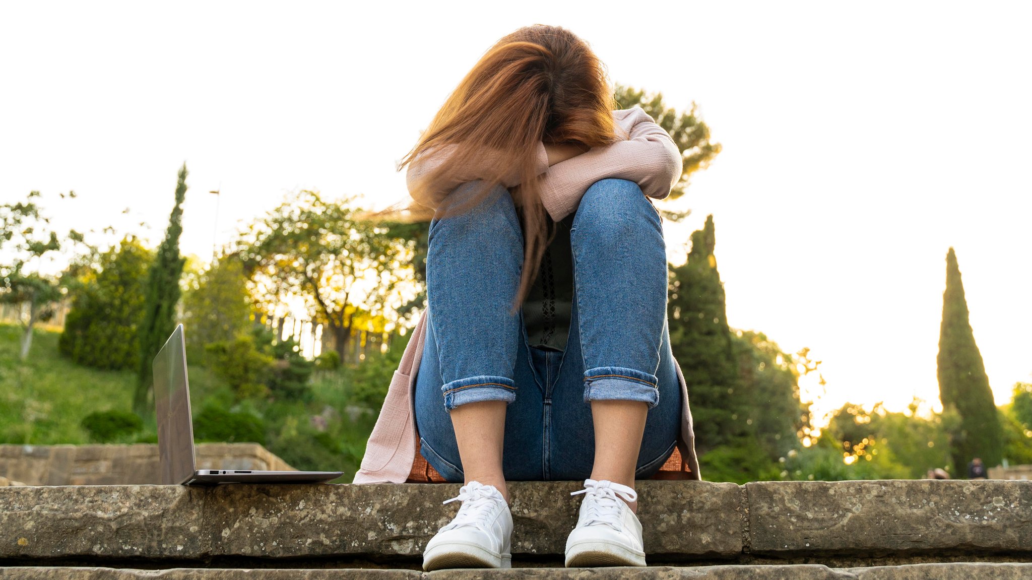 Junge Frau sitzend auf einer Treppe