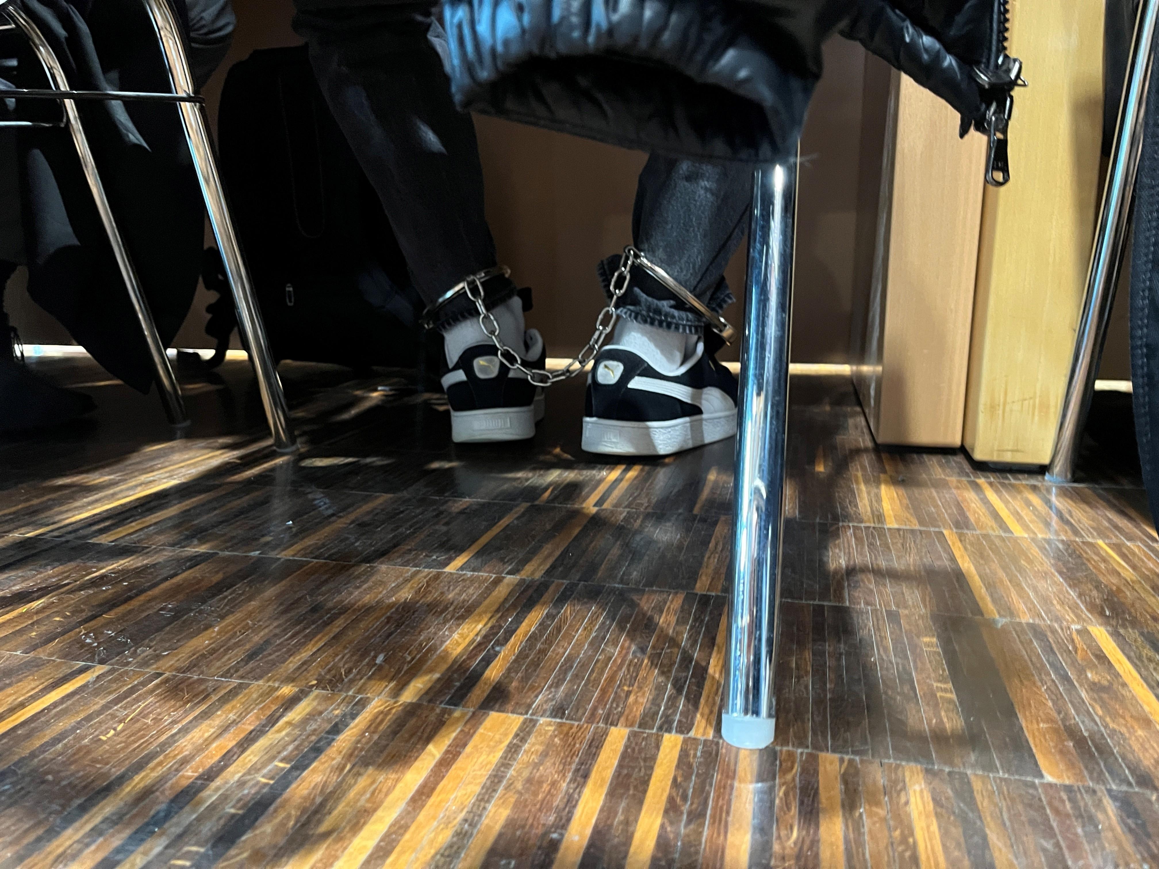 Angeklagter mit Fußfessel (Archivbild vom 1. Verhandlungstag)