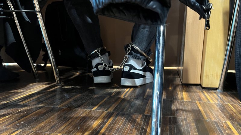 Angeklagter mit Fußfessel (Archivbild vom 1. Verhandlungstag) | Bild: BR/Thomas Päsl Angeklagter mit Fußfessel (Archivbild vom 1. Verhandlungstag)