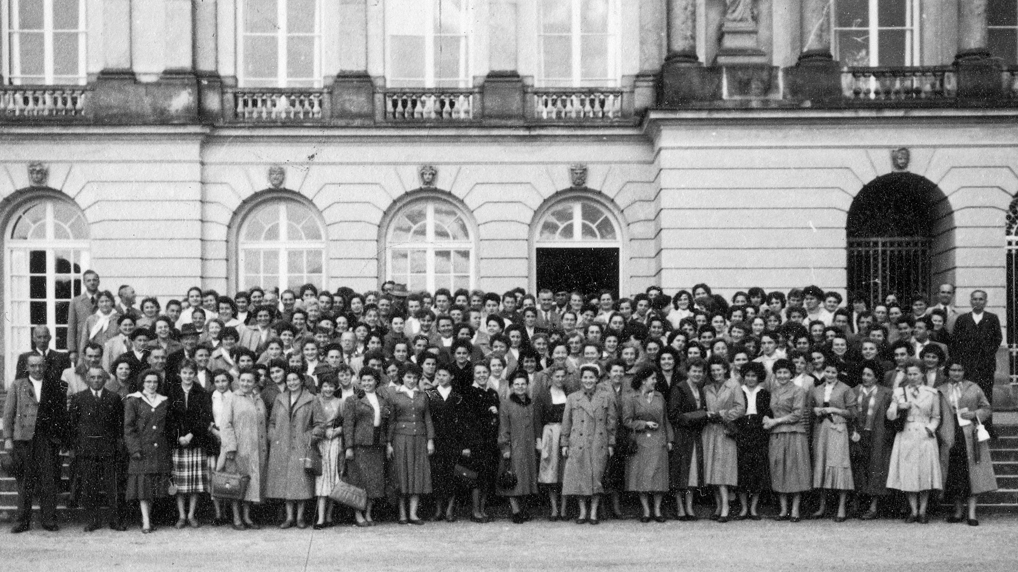 Der Miederhersteller Escora lud seine Belegschaft 1956 zu einem zweitägigen Betriebsausflug ein.