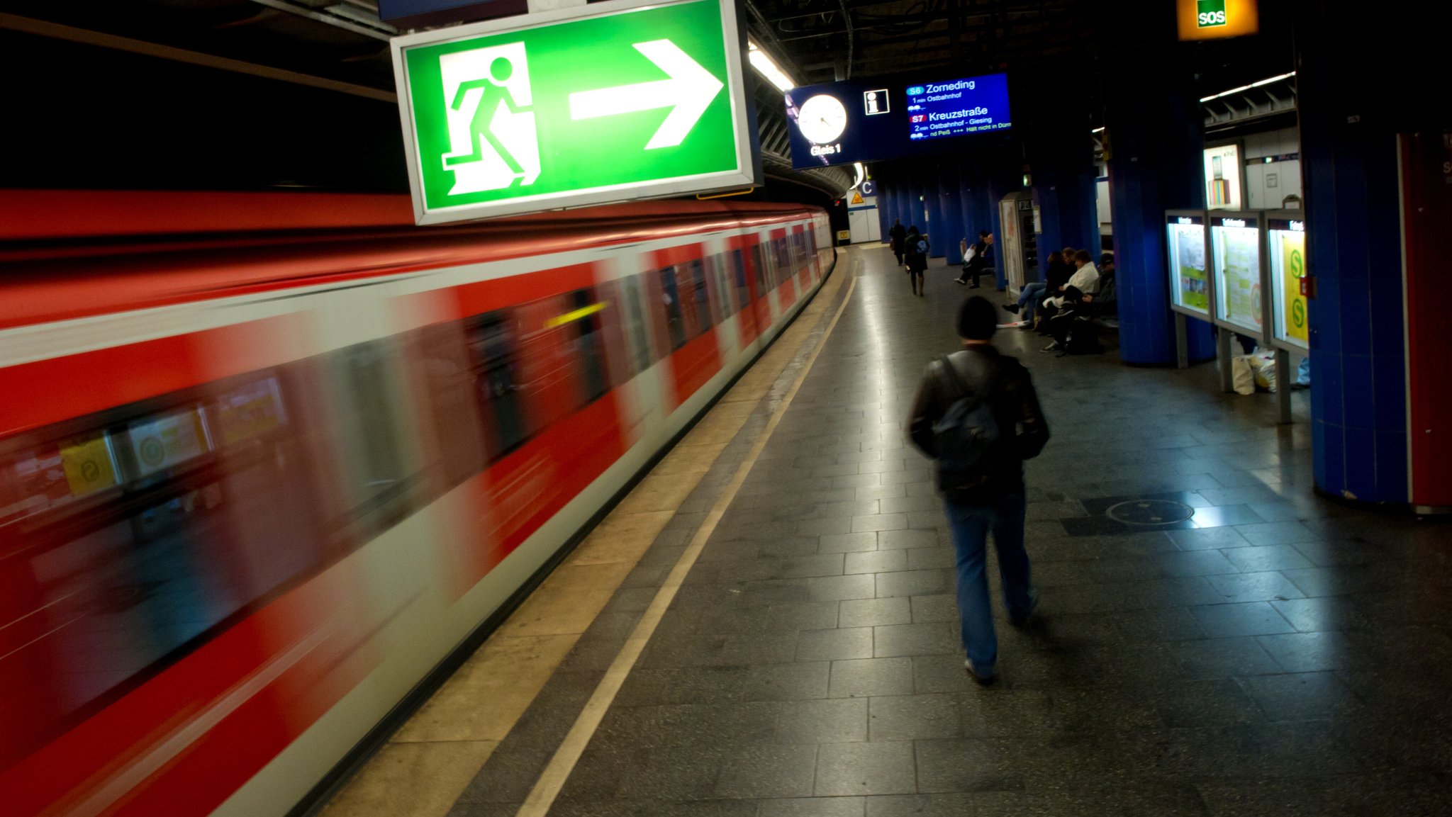 Archivbild: S-Bahn fährt an der Haltestelle Stachus ein
