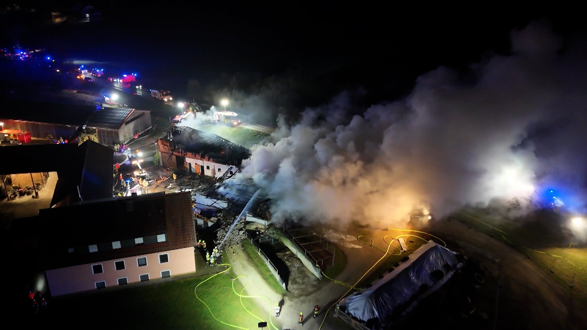 Löscharbeiten nach einem Stallbrand in Hirschau aus der Luft.