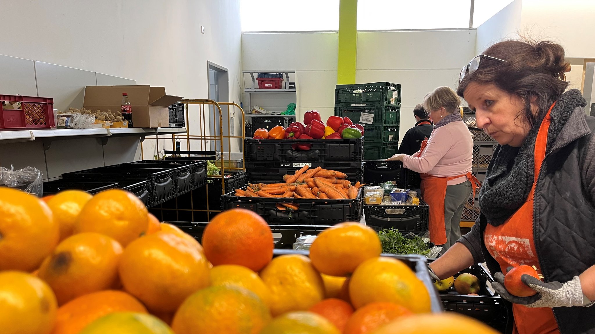 Helferinnen sortieren Lebensmittel.