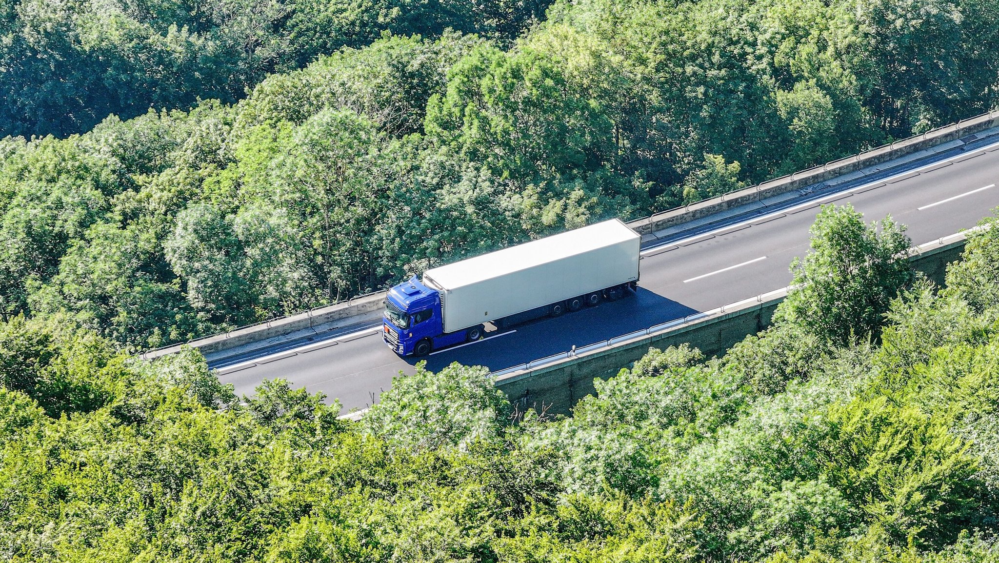 Der liegengebliebene Lkw auf der A8, von oben fotografiert.
