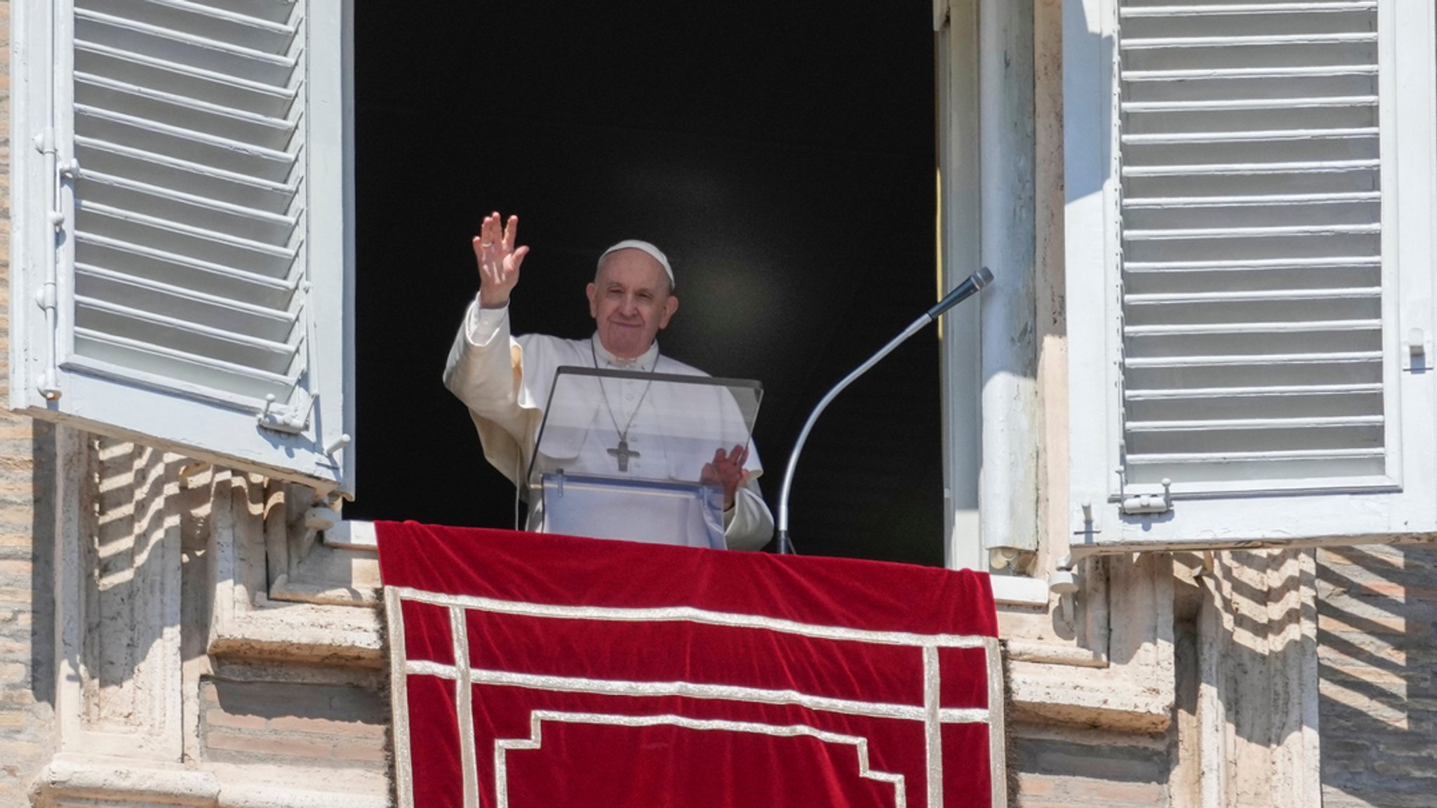 Papst Franziskus winkt während des Angelus-Mittagsgebets aus dem Fenster seines Studios mit Blick auf den Petersplatz in Rom.