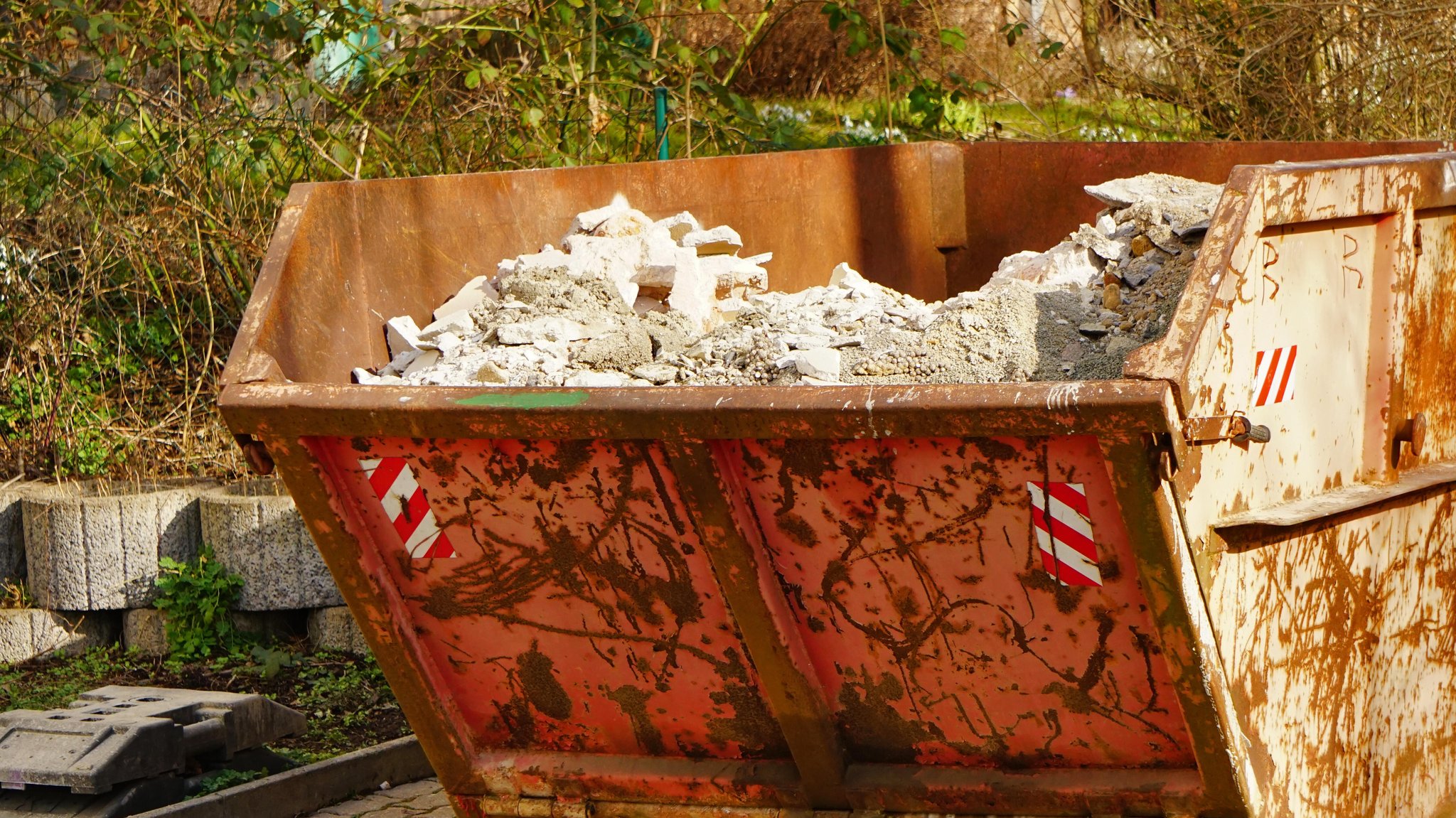 Container mit Bauschutt (Symbolbild) | Bild: picture alliance / CHROMORANGE | Elke Münzel Container mit Bauschutt (Symbolbild)