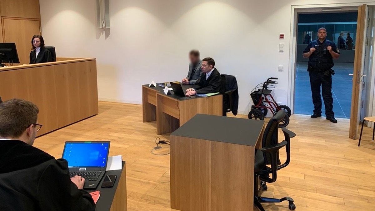 Prozessauftakt am Amtsgericht Haßfurt: der Angeklagte (grauer Anzug) wurde schließlich zu drei Jahren Freiheitsstrafe verurteilt.