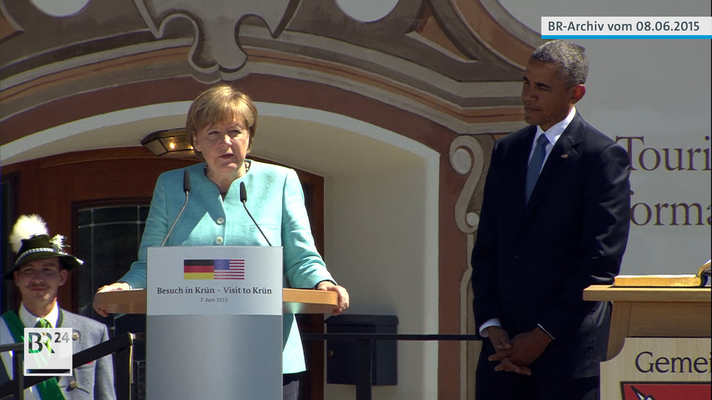 Angela Merkel am Redepult, rechts von ihr Barack Obama