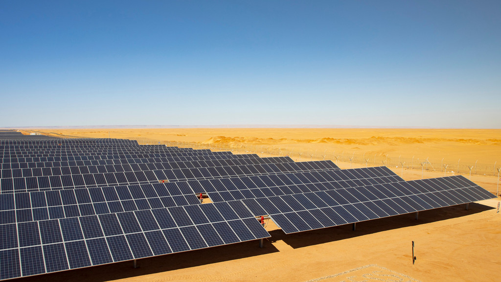 Solarkraftwerk in Ägypten: Die Solarmodule stehen in der Wüste