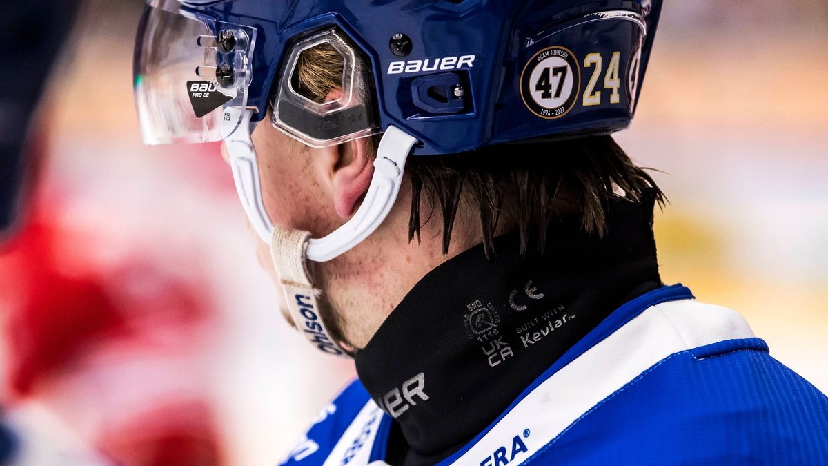 Eishockeyspieler trägt Hals- und Nackenschutz 