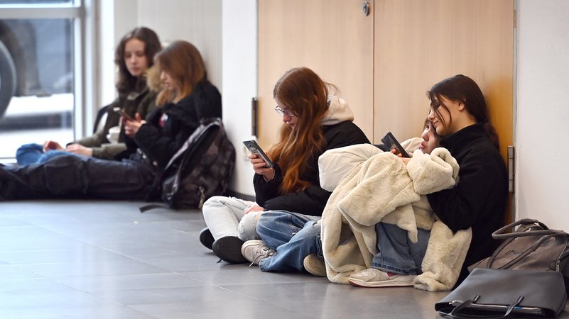 Symbolbild: Jugendliche sitzen am Boden und schauen auf ihre Handys | Bild: picture alliance / SvenSimon | Frank Hoermann/SVEN SIMON Symbolbild: Jugendliche sitzen am Boden und schauen auf ihre Handys