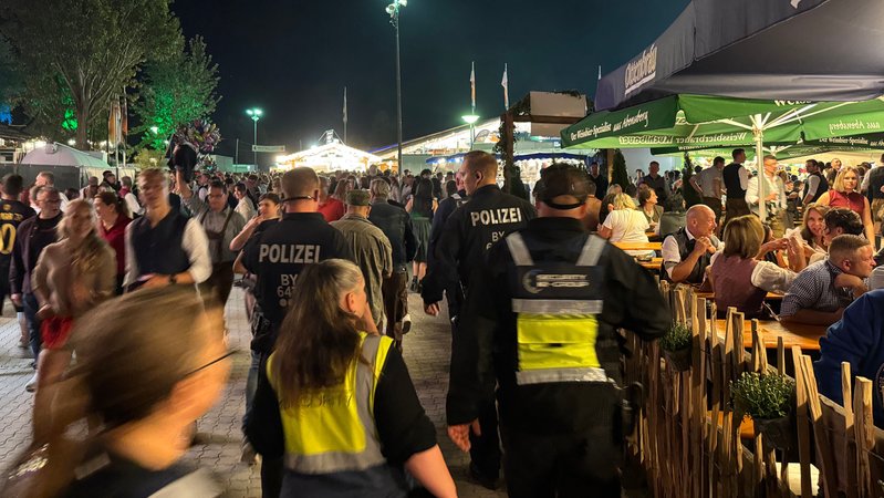Polizisten und Polizistinnen auf dem Gillamoos. | Bild: NEWS5 / Sebastian Pieknik Polizisten und Polizistinnen auf dem Gillamoos.
