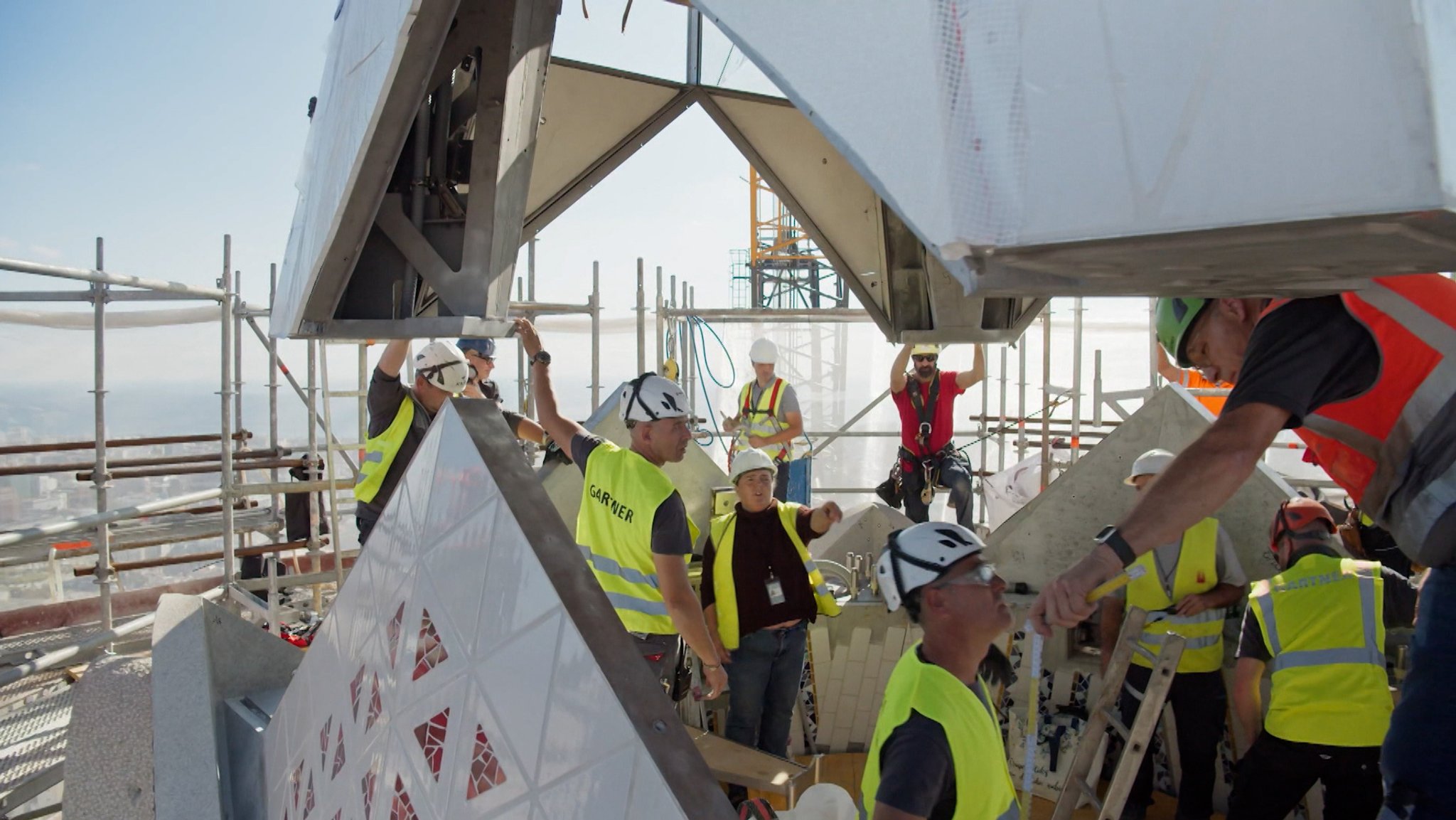 Montagearbeiten auf der Sagrada Família. | Bild: Bayerischer Rundfunk 2025 Montagearbeiten auf der Sagrada Família.