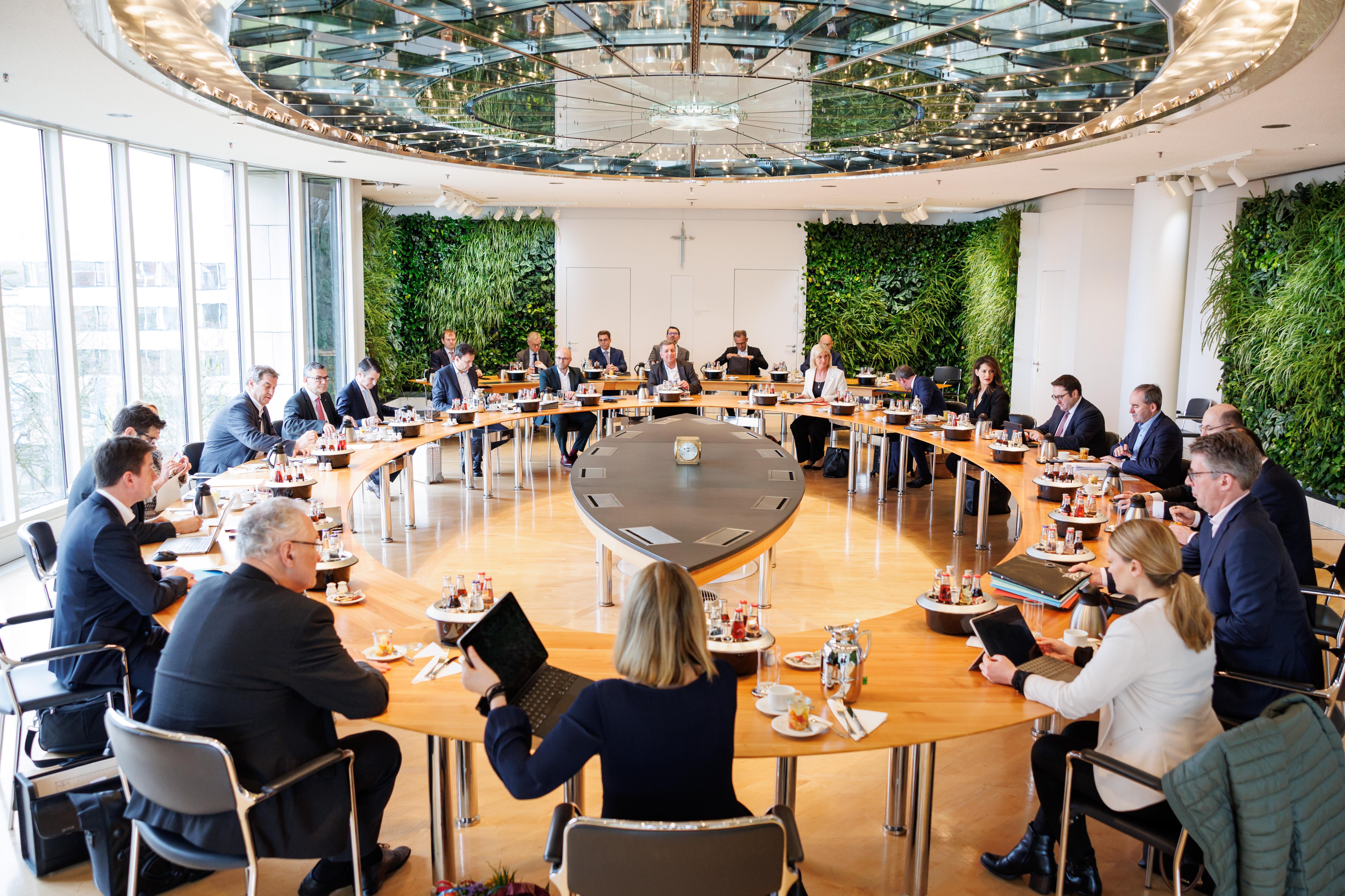 Archivbild: Ministerpräsident Söder und Staatskanzleichef Herrmann bei einer Sitzung des Kabinetts