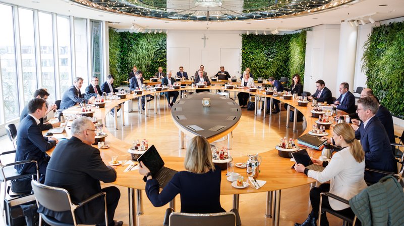 Archivbild: Ministerpräsident Söder und Staatskanzleichef Herrmann bei einer Sitzung des Kabinetts | Bild: picture alliance / dpa | Matthias Balk Archivbild: Ministerpräsident Söder und Staatskanzleichef Herrmann bei einer Sitzung des Kabinetts