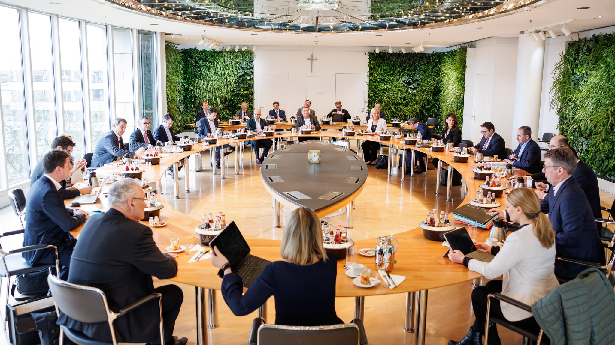 Archivbild: Ministerpräsident Söder und Staatskanzleichef Herrmann bei einer Sitzung des Kabinetts | Bild: picture alliance / dpa | Matthias Balk Archivbild: Ministerpräsident Söder und Staatskanzleichef Herrmann bei einer Sitzung des Kabinetts