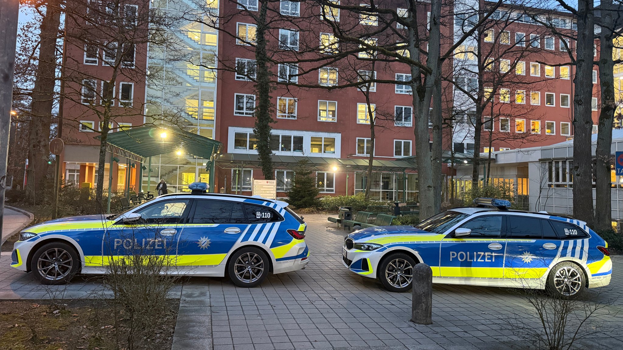 Polizeiautos vor dem Erlanger Waldkrankenhaus