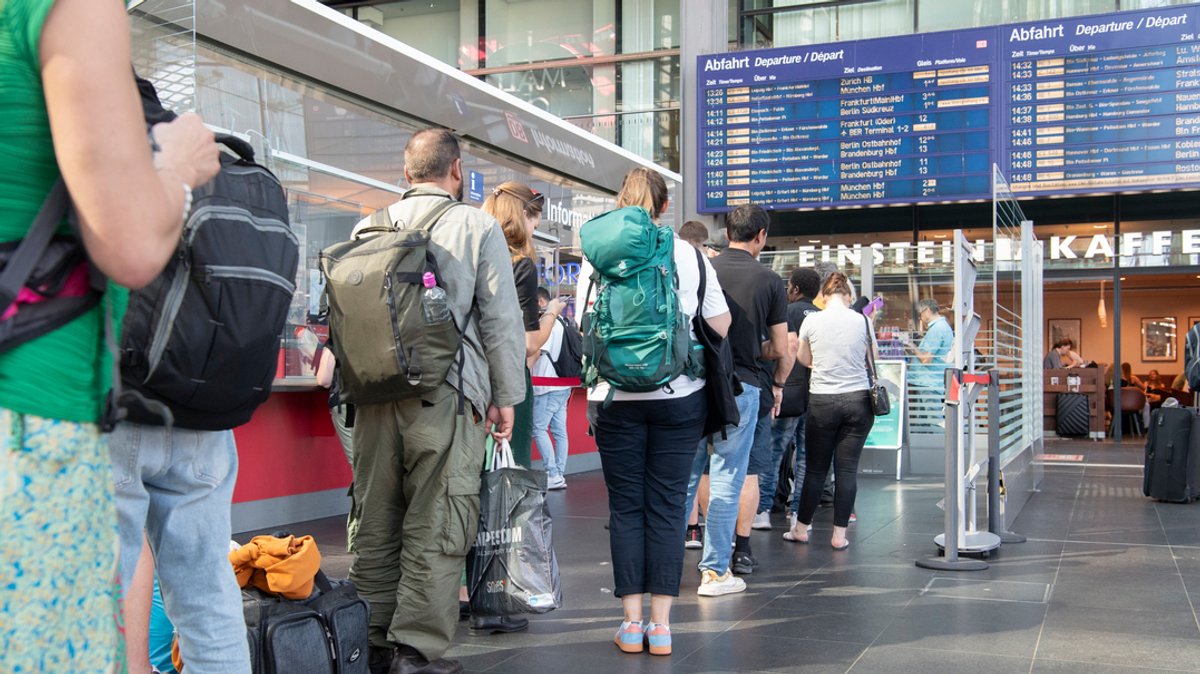 ARCHIV: 08.09.2023, Berlin: Reisende stehen im Hauptbahnhof am DB-Infoschalter. Nach mutmaßlich politisch motivierter Brandstiftung auf der Bahnstrecke zwischen Berlin und Hamburg kommt es zu einigen Problemen im Zugverkehr. 