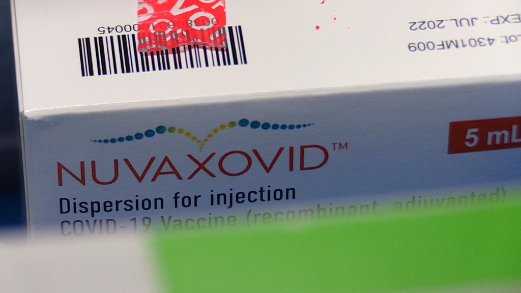 Eine Packung mit dem Impfstoff Novavax