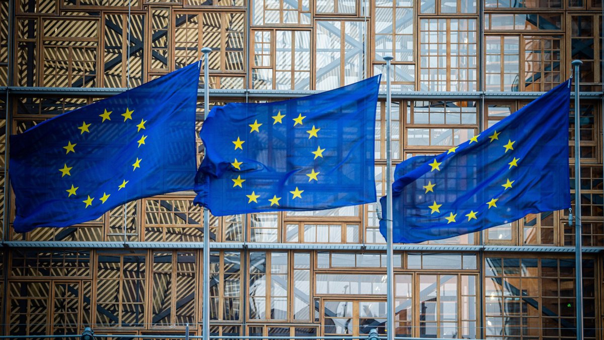 25.06.2019, Belgien, Brüssel: Flaggen der Europäischen Union wehen im Wind vor dem Europa-Gebäude.