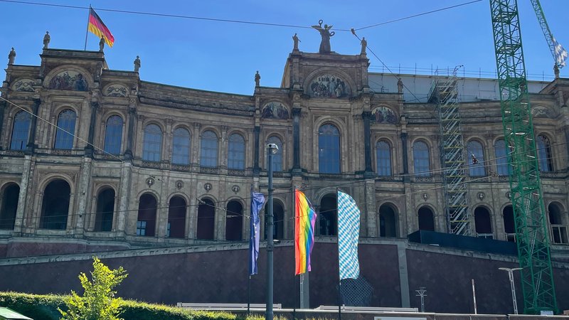 Archivbild: Die Regenbogenfahne vor dem Bayerischen Landtag | Bild: Florian Siekmann Archivbild: Die Regenbogenfahne vor dem Bayerischen Landtag