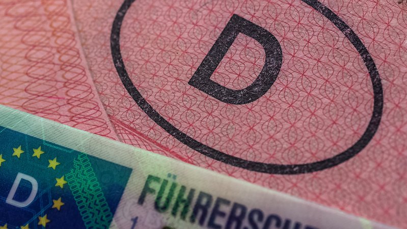 EU-Führerschein und das alte Dokument | Bild: picture alliance / Zoonar | Markus Grummt EU-Führerschein und das alte Dokument