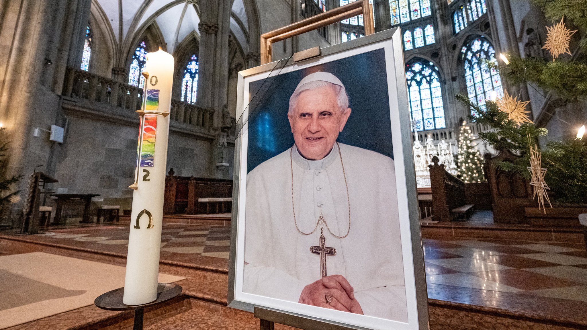 Ein gerahmtes Foto von Papst Benedikt XVI. steht im Regensburger Dom. 