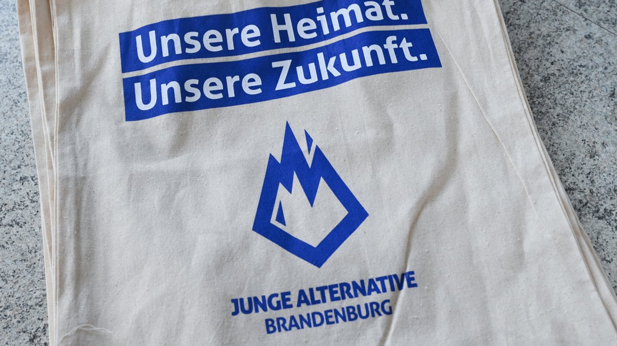 Tragetaschen mit dem Aufdruck "Unsere Heimat. Unsere Zukunft. Junge Alternative Brandenburg"