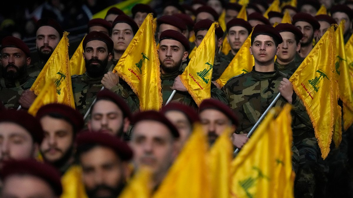 Kämpfer der Hisbollah paradieren in Beirut