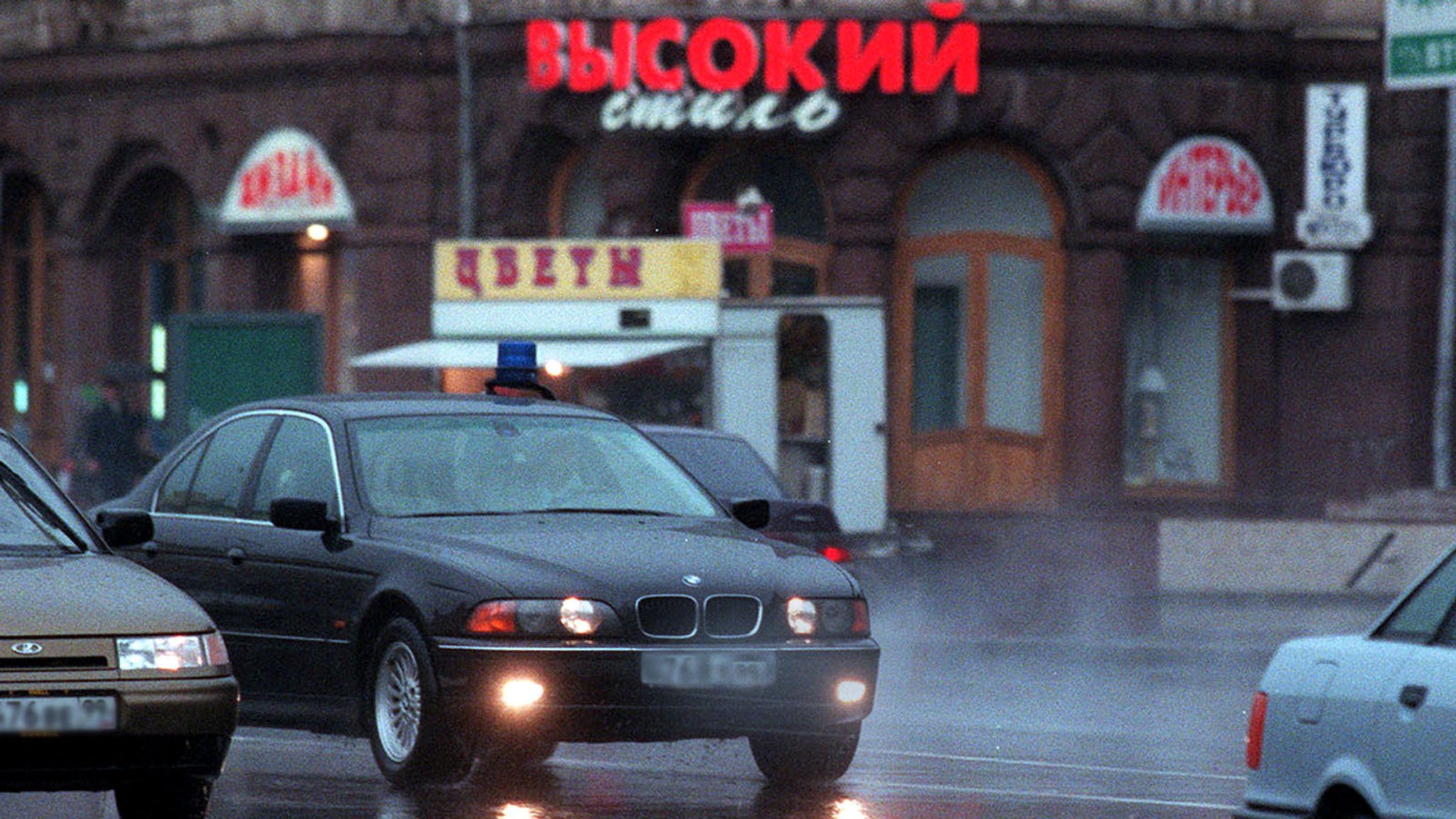 Symbolbild: ein älterer BMW fährt durch Moskau