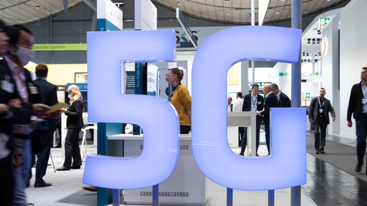 30.05.2022, Niedersachsen, Hannover: "5G"-Aufsteller ist auf der Hannover Messe 2022 zu sehen.
