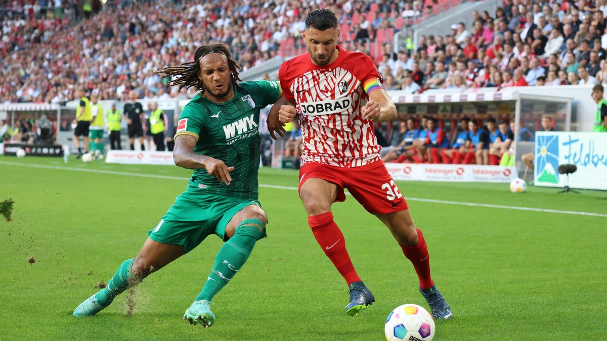 Kevin Mbabu im Zweikampf mit Vincenzo Grifo (rechts) | Bild: dpa/picture-alliance Kevin Mbabu im Zweikampf mit Vincenzo Grifo (rechts)