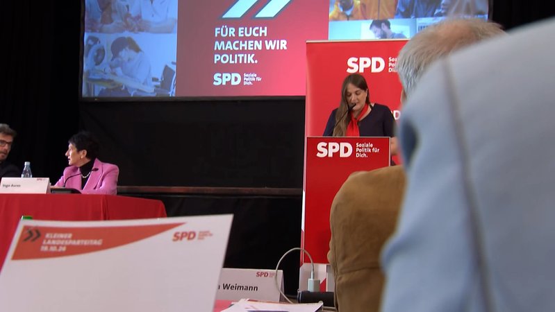 Die bayerische SPD will sich neu aufstellen. So zumindest der Plan von Landeschefin Endres beim kleinen Parteitag in Schweinfurt | Bild: Bayerischer Rundfunk 2024 Die bayerische SPD will sich neu aufstellen. So zumindest der Plan von Landeschefin Endres beim kleinen Parteitag in Schweinfurt