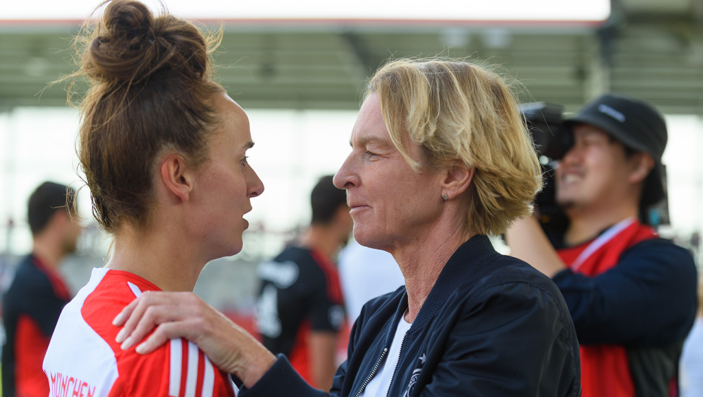 Bundestrainerin Martina Voss-Tecklenburg gratuliert Lina Magull zur deutschen Meisterschaft.