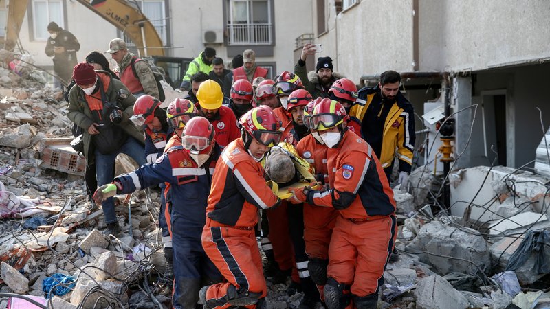 Türkei, Antakya: Rettungskräfte bergen einen syrischen Migranten aus den Trümmern eines zerstörten Gebäudes. Eine Woche nach der Erdbeben-Katastrophe in der Türkei und Syrien steigt die Zahl der Toten weiter.