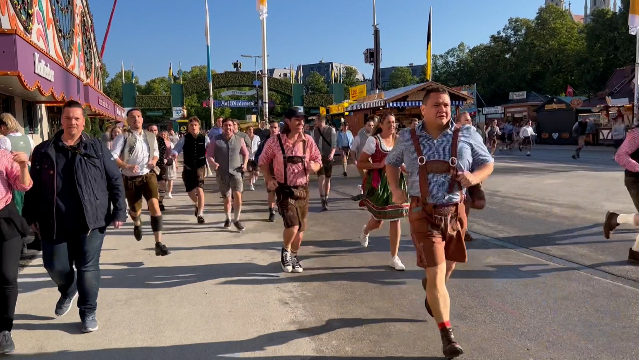 Ansturm aufs Wiesn-Gelände - alle wollen einen Platz im Zelt ergattern 