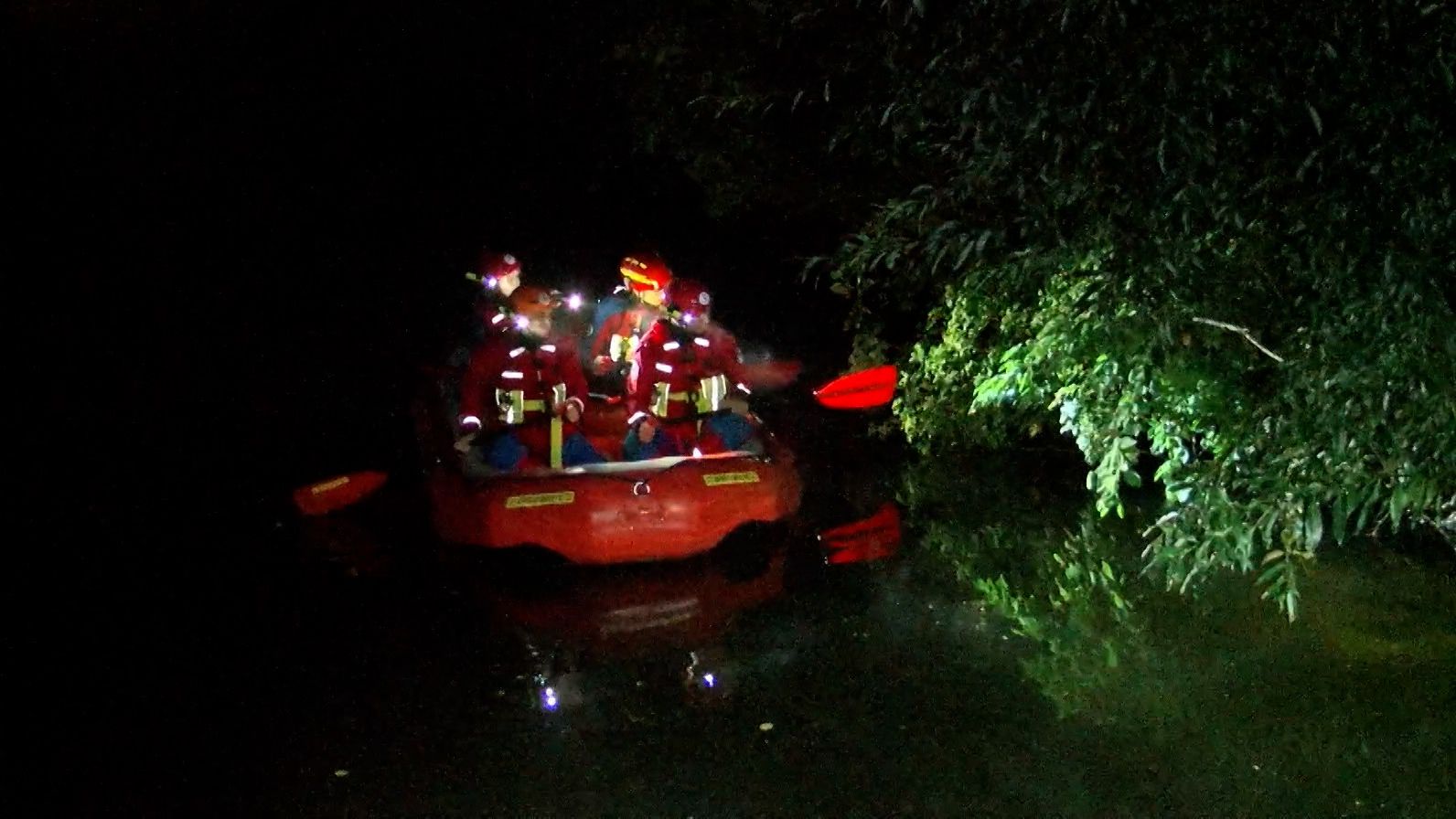 Mann springt bei Polizeikontrolle ins Wasser – Große Suchaktion