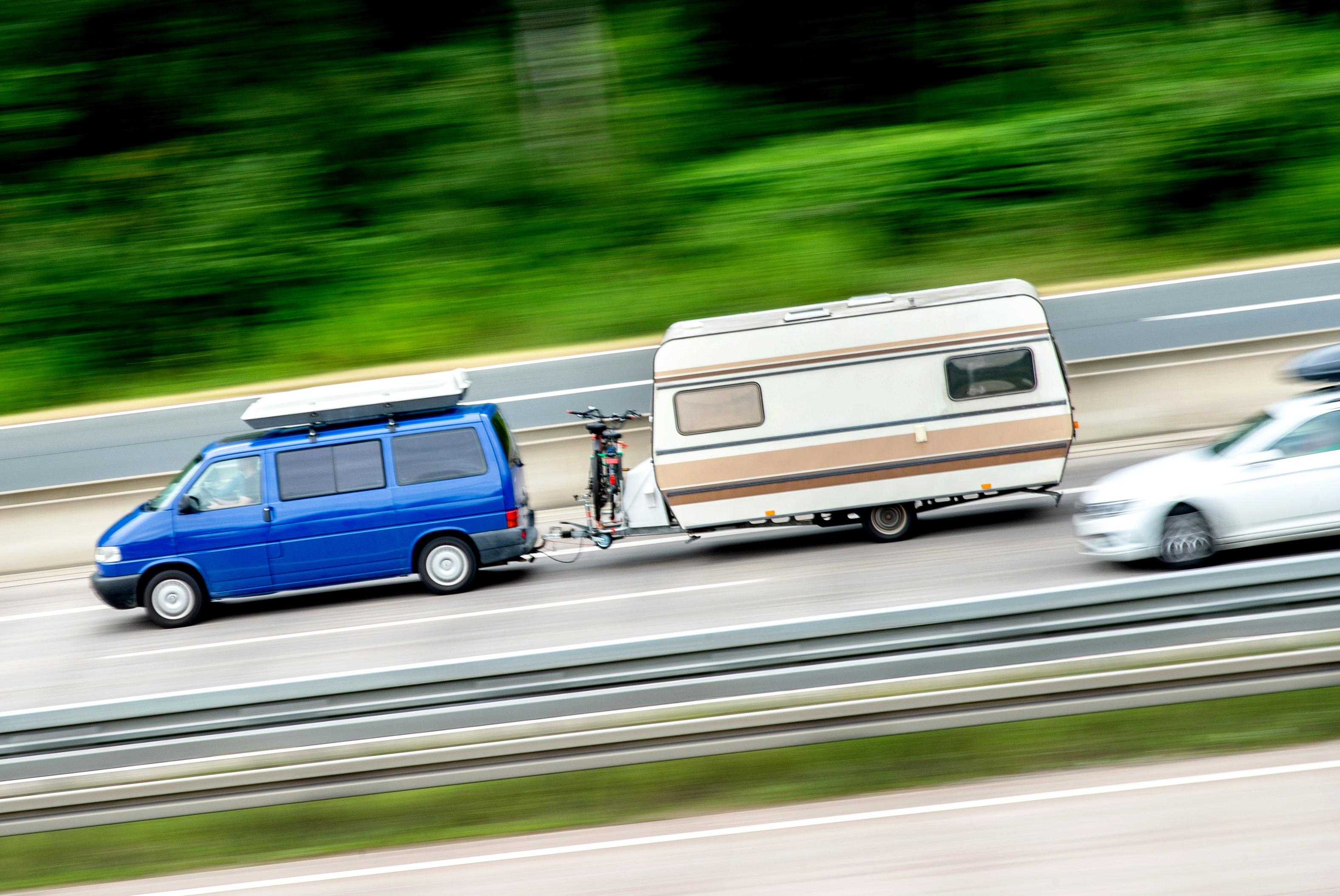 Auto mit Wohnwagen auf der Autobahn