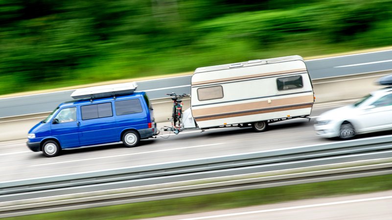 Auto mit Wohnwagen auf der Autobahn | Bild: picture alliance/dpa | Hauke-Christian Dittrich Auto mit Wohnwagen auf der Autobahn