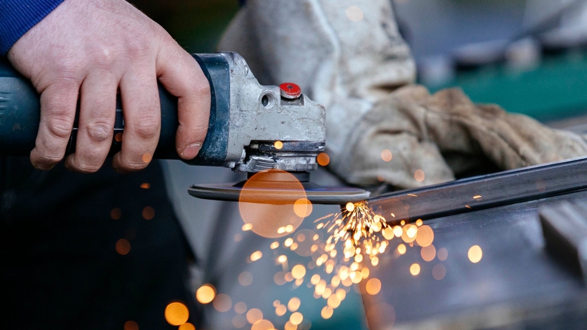 Handwerk - ein Symbolfoto: Im Bild ein Winkelschleifer, der Funken sprüht. 
