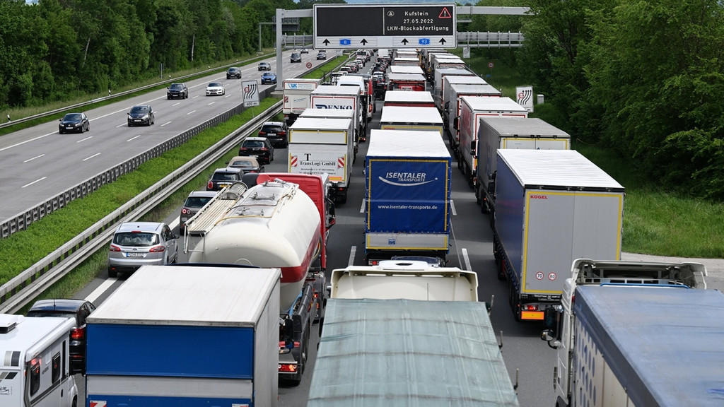 Lastwagen auf der A93 im Stau