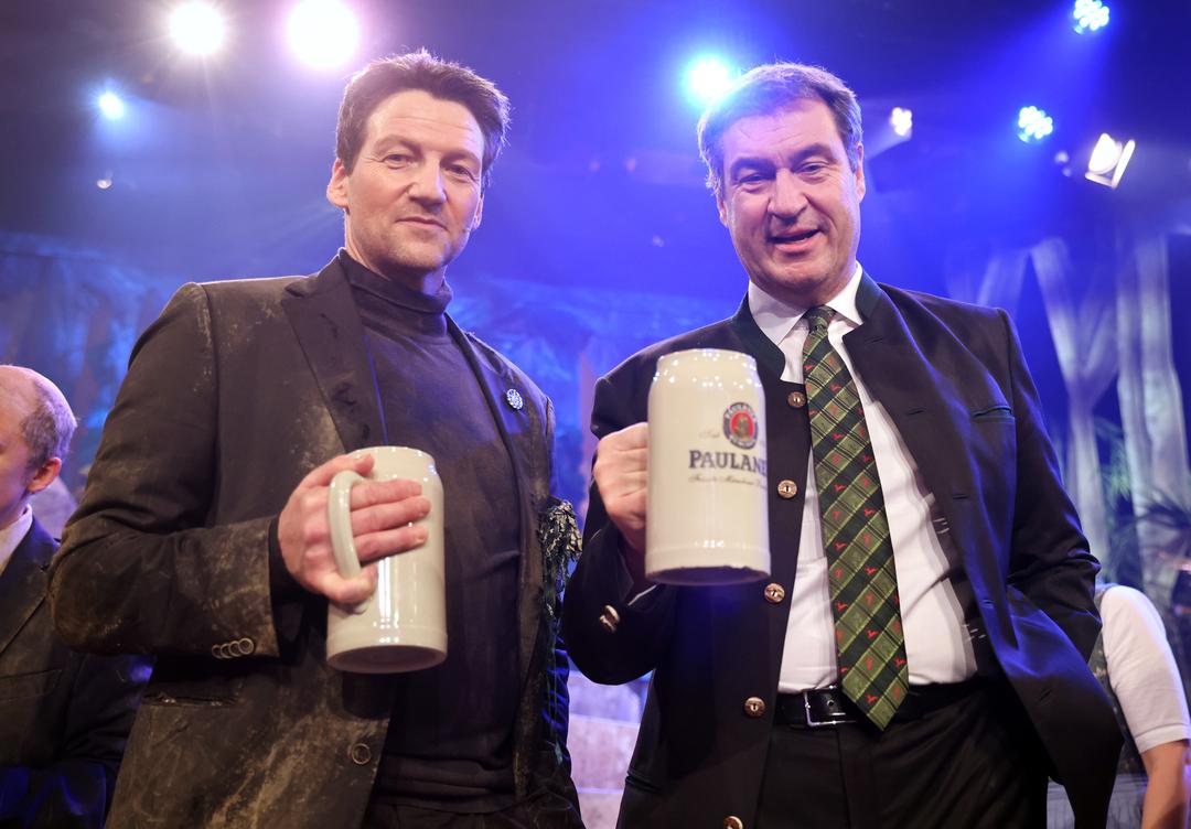 Archivbild: Darsteller Thomas Unger neben Ministerpräsident Markus Söder