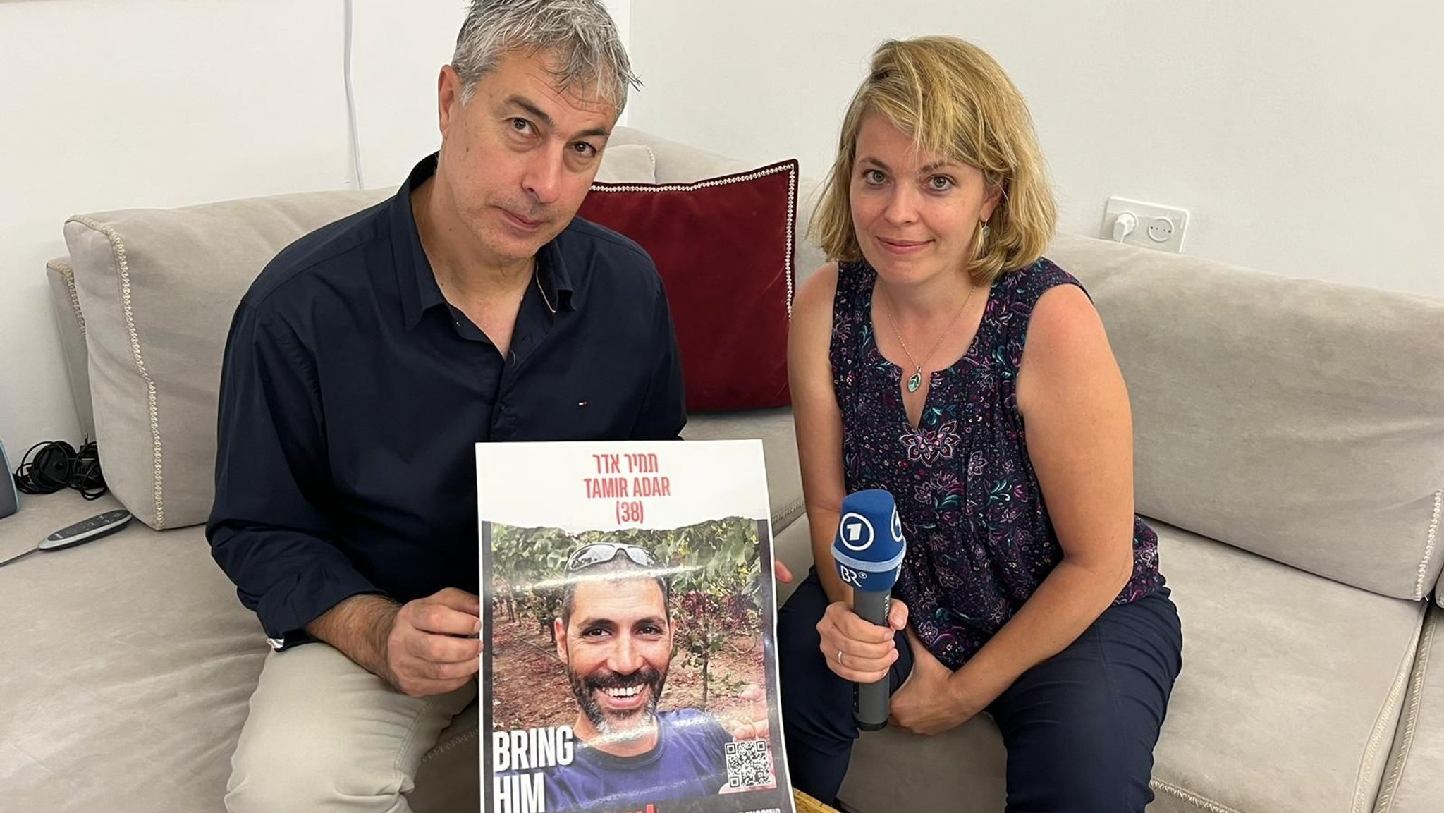 Yuval Bitton hält das Plakat seines Neffen Tamir in der Hand