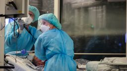 Ein Facharzt und eine Intensivpflegerin führen 2021 eine Bronchoskopie an einem intubierten Covid-19-Patienten auf der Intensivstation der Leipziger Uniklinik durch. ​ | Bild:pa/dpa/Jan Woitas