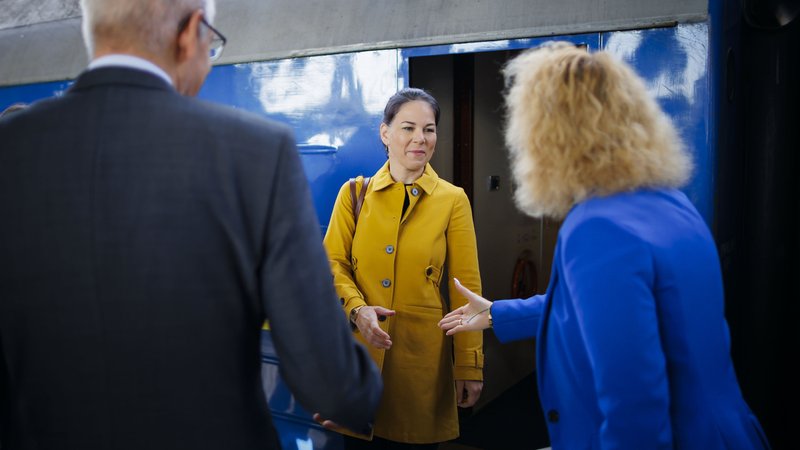 21.05.2024: Bundesaußenministerin Annalena Baerbock (Grüne) bei ihrer Ankunft am Zentralbahnhof Kiew. | Bild: picture alliance/AA/photothek.de/Thomas Trutschel 21.05.2024: Bundesaußenministerin Annalena Baerbock (Grüne) bei ihrer Ankunft am Zentralbahnhof Kiew.
